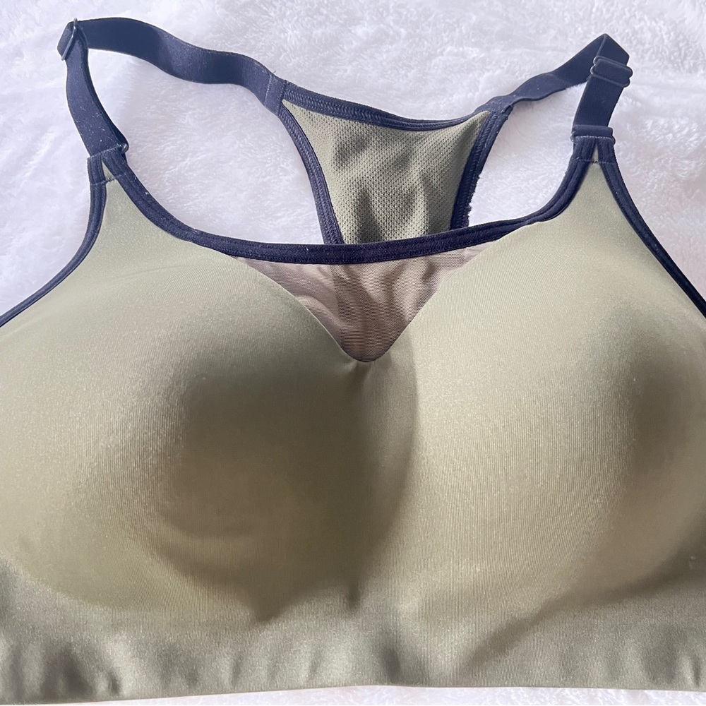 Green and Black Seamless Sports Bra with Racerback